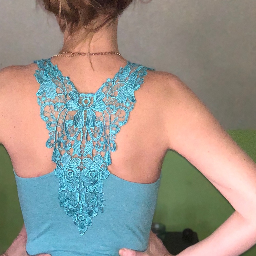 🦋 pick 5/$25 Aqua sleeveless top  back embellish